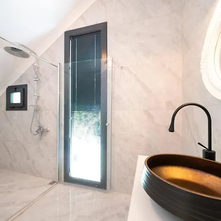 Müstakil Yüzme Havuzlu Geniş Bahçeli Villa Loft *